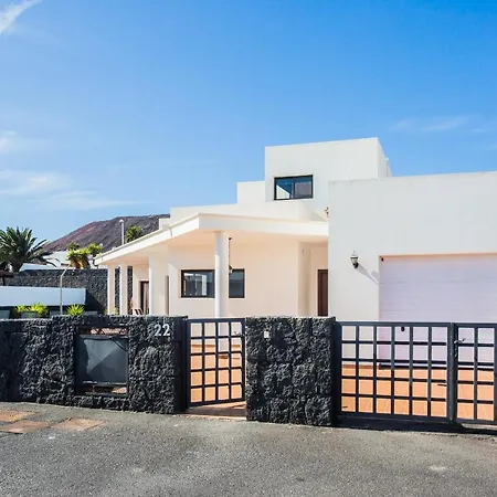 Inviting 3-bed In Playa Blanca Villa